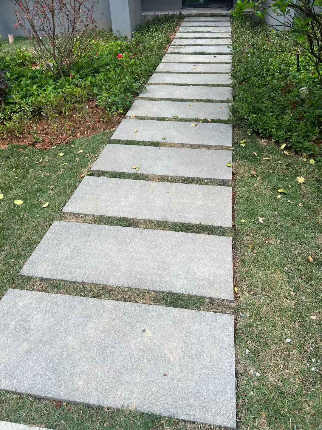 承德 芝麻黑小区踏步、汀步石铺装效果