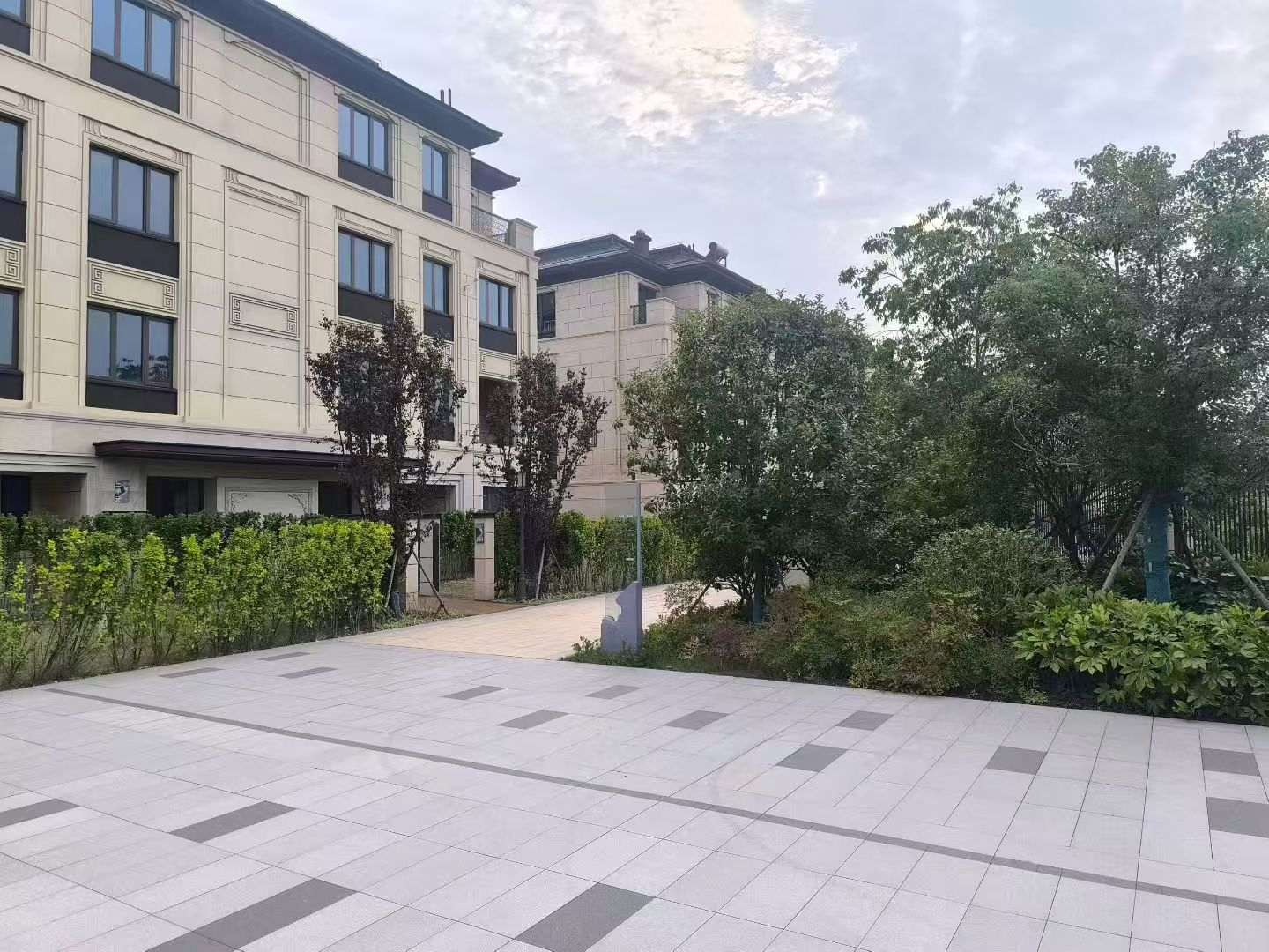 承德 芝麻白与芝麻白搭配铺装，尺寸1200*600